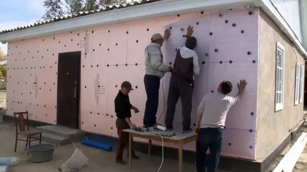 Жамбыл облысында ауыл тұрғындары жүзден астам отбасына тегін үй салып жатыр