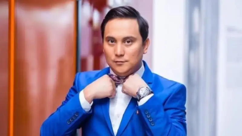 Ұлықпан Жолдасовтың құйрығына қол жүгірткен Қайрат Әділгерей жұрттың күлкісіне қалды (видео)