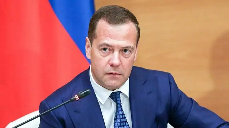 Медведев Навальныйды қолдау акциясы күні шамдардың суретін неге жариялады? 