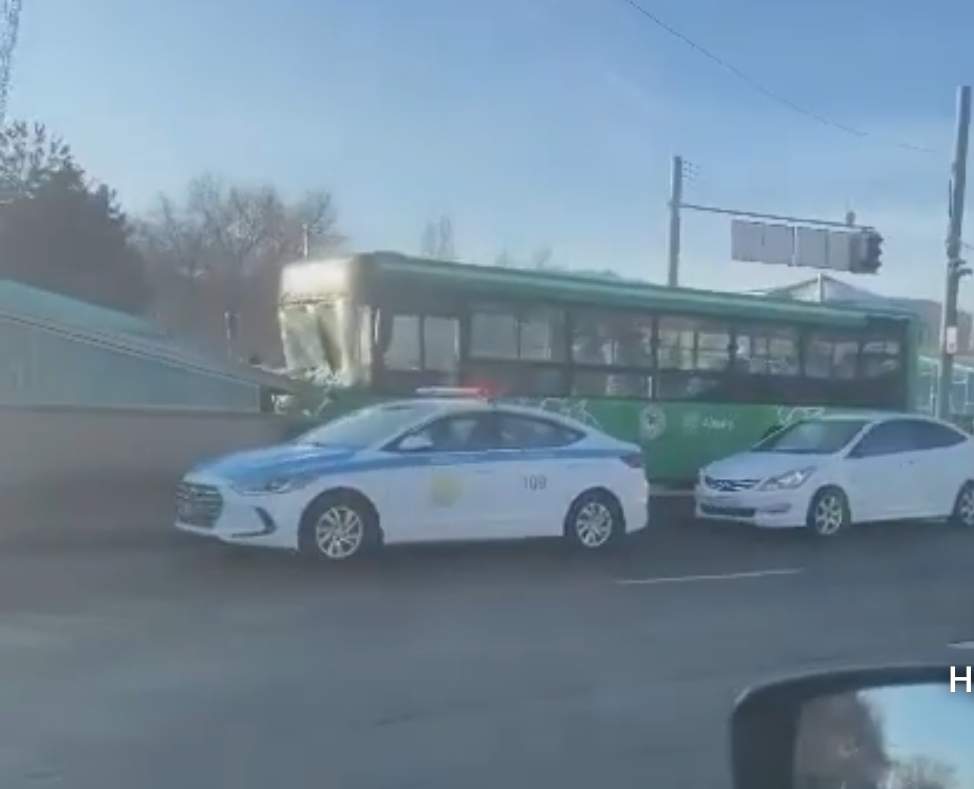 Алматыда автобус маршруты метро бекетіне соғылды (видео)