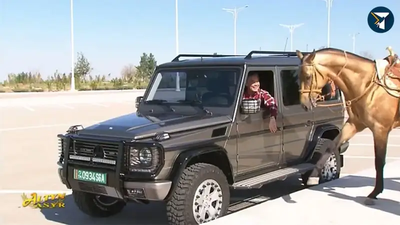 Түркімен президенті Ашхабадты атпен аралады (видео)