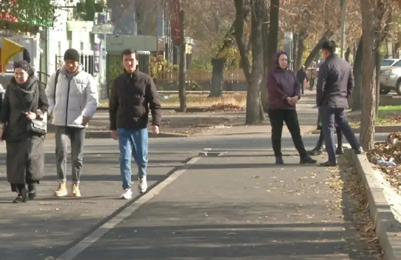 Алматының Алмалы ауданында көлік тұрағына айналған аумақ жаяу жүргіншілерге берілді