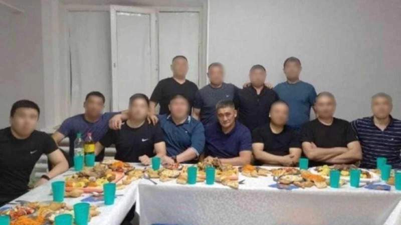 Күдебаевтың камера ішінде мерекелік дастархан жайған фотосы тарады