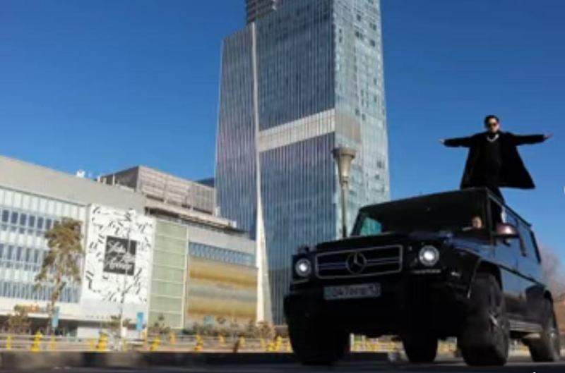 Алматыда адамды автокөлік төбесіне отырғызып тасыған жүргізуші жазаланды 