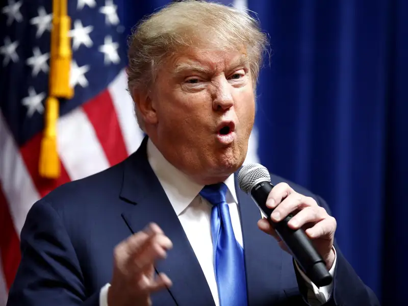 Трамп брифинг өткізіп жатқан кезде оқ атылды