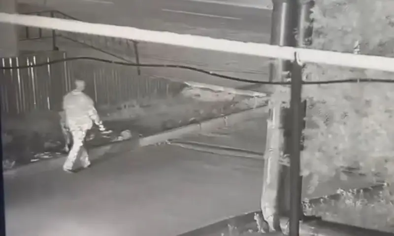 Ақтөбе облысында мас ер адам көшеде оқ атып, өтіп бара жатқандардың бірін жаралады