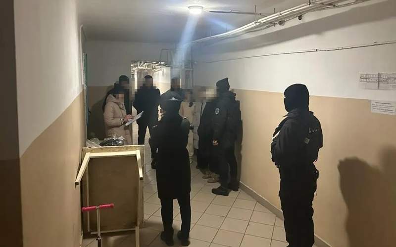 Петропавлдағы жатақханалардың бірінде синтетикалық есірткі сатып келген әйел ұсталды