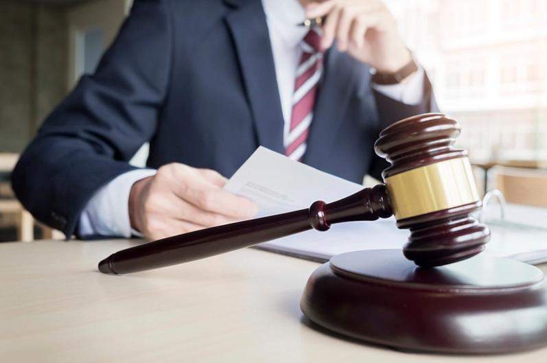 Пара беруге мәжбүрлеген адвокат ұсталды