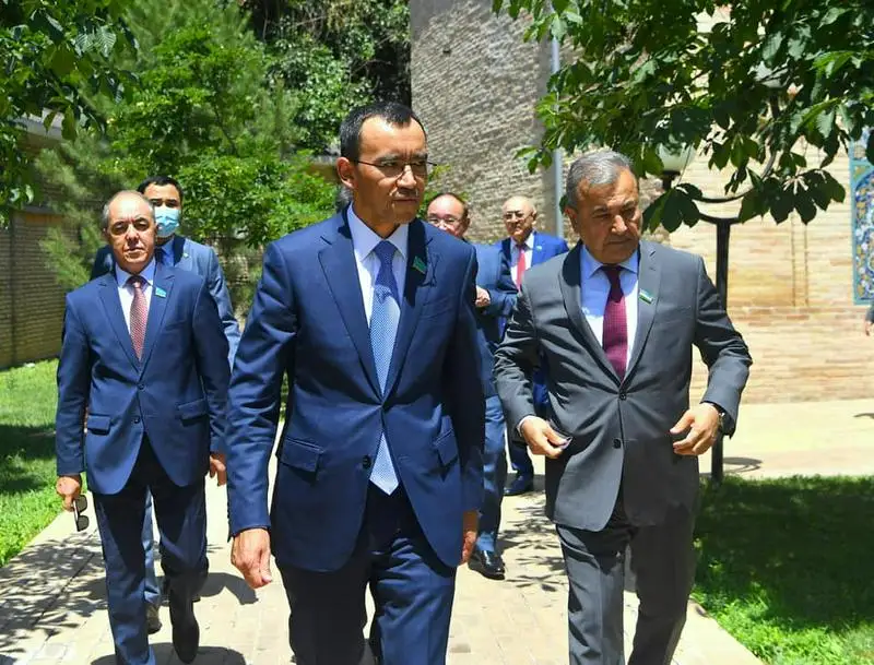 Мәулен Әшімбаев Төле би кесенесіне барды