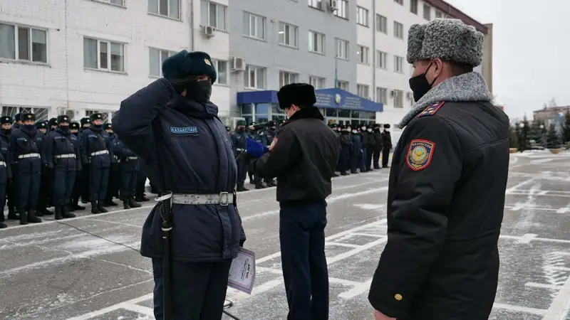 Петропавл полицейлері адамдарды өрттен құтқарған әскери қызметкерлерді марапаттады 