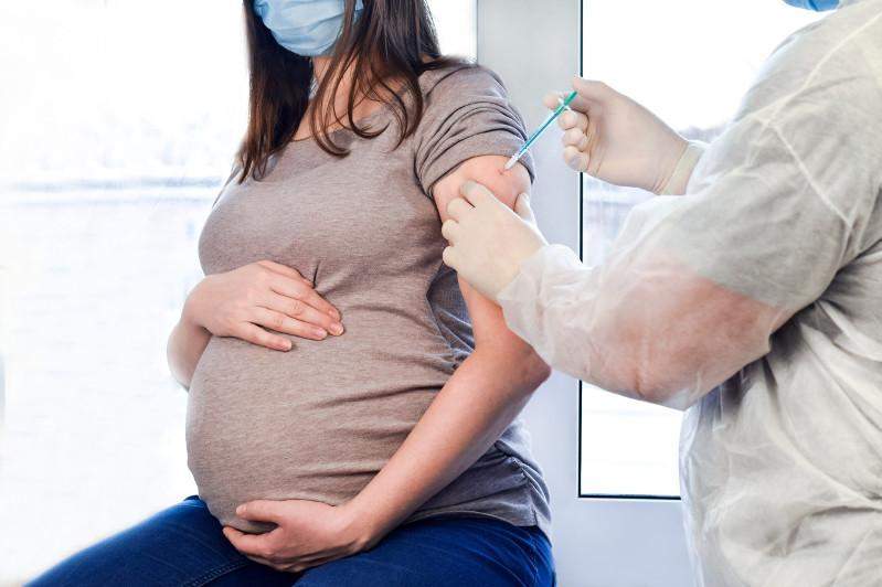 Алматыда 2 мыңнан астам жүкті әйел вакцина салдырды