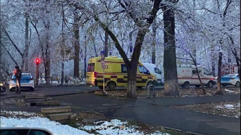 Полиция бір көшені қоршауға алды
