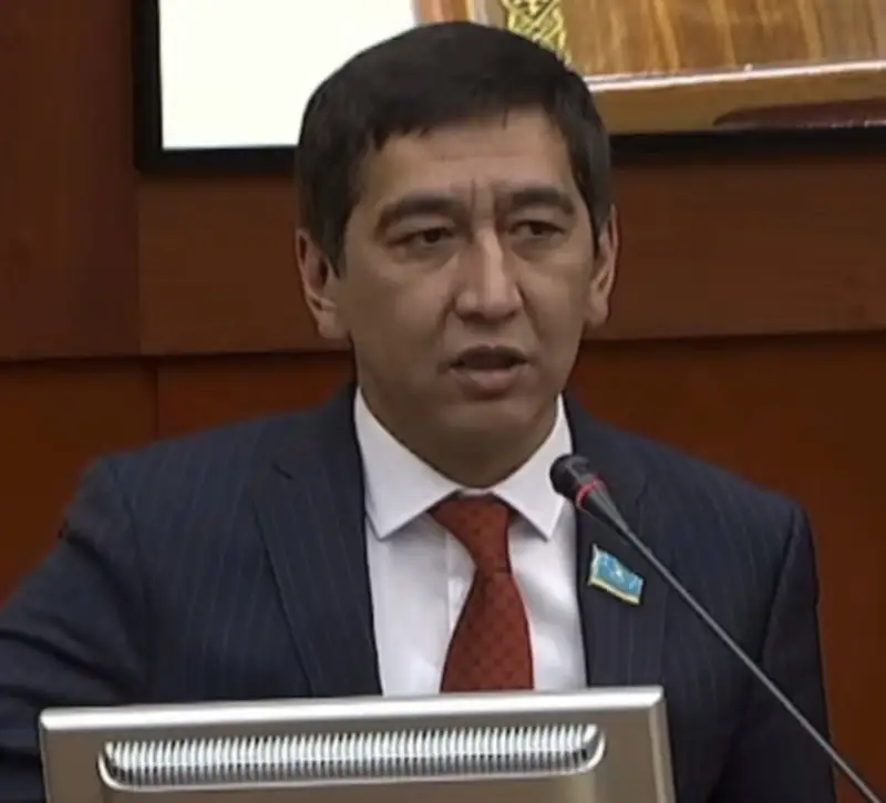 Мәжілісте депутат Ринат Зайытов ант берді (видео)