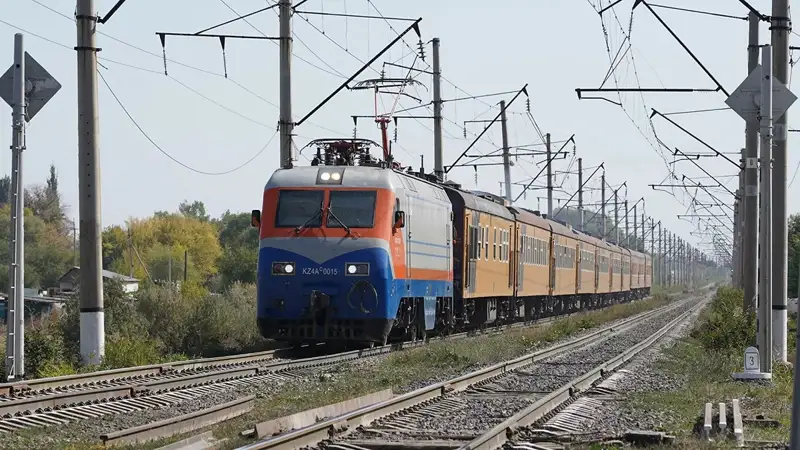 Жолаушылар пойызы локомотивпен соғысты 