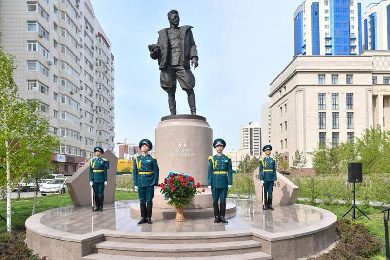 Мәжіліс Төрағасы Талғат Бигелдиновтің ескерткішіне гүл шоқтарын қойды