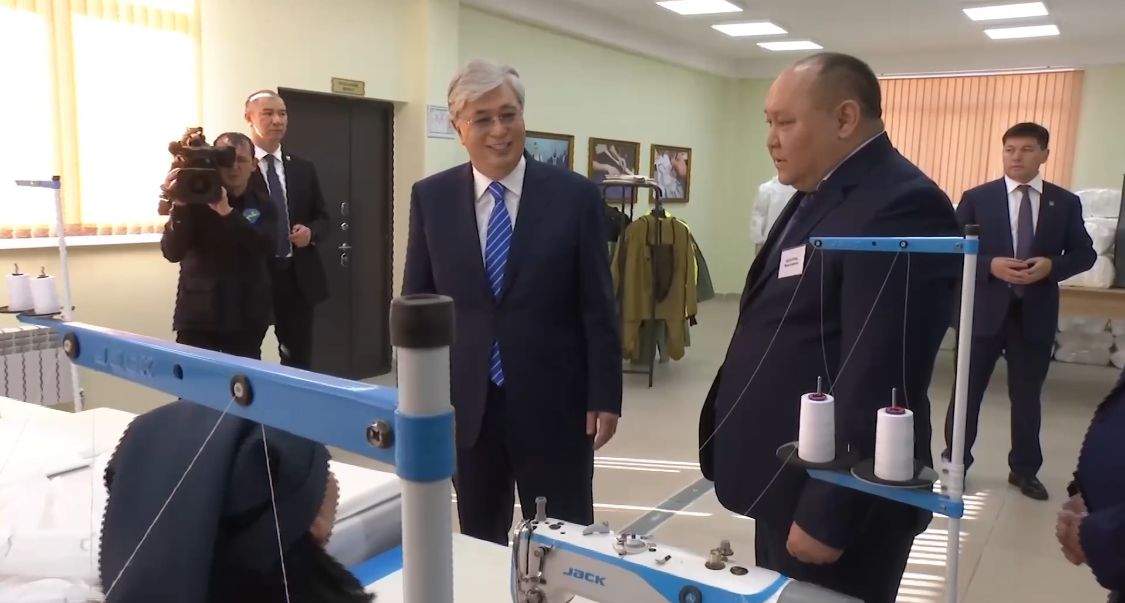 Сұлу қыздар отыр: Тоқаев тігін фабрикасындағы қыздардың жұмысымен танысты (видео)