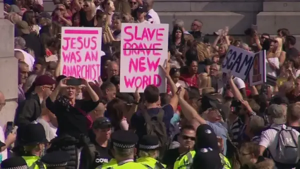 Лондонда жүздеген адам шектеу шараларына қарсы шеруге шықты