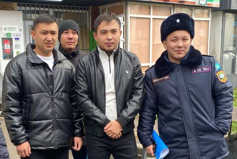 Алматылық жігіт өртенген үйдің ішінде қалып қойған қарт адамды құтқарды (видео)