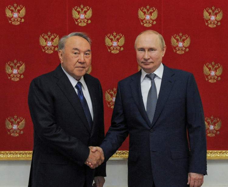 Назарбаев Путинге НЕГЕ «тығылып» барды?