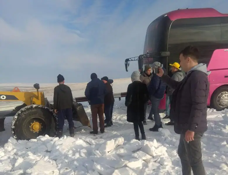 Туристер мінген автобус қар құрсауында қалды
