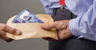 Жемқорлық жайында хабарлаған үш адамға сыйақы берілді
