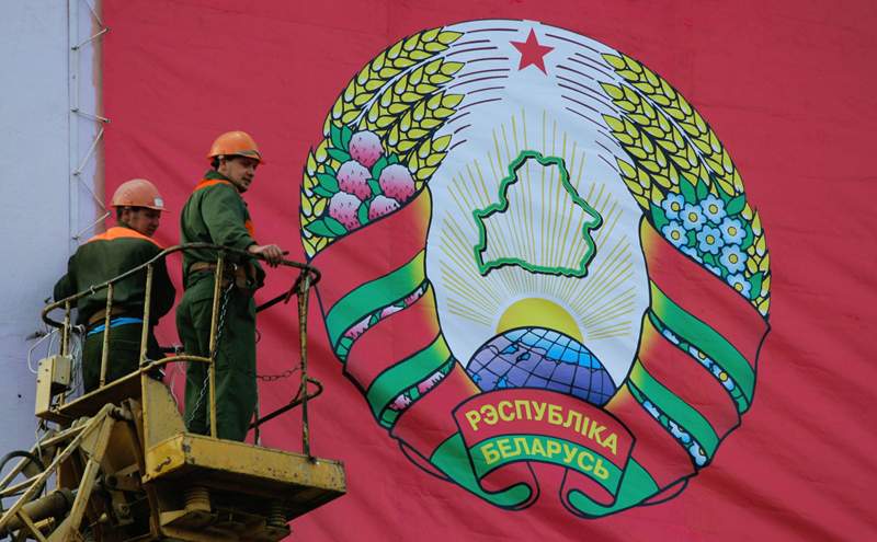Беларусь елтаңбасында Ресей картасы кішірейеді