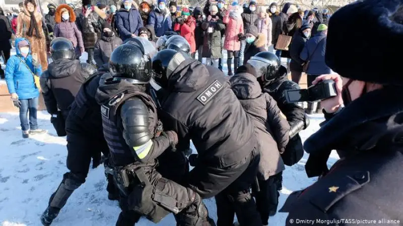 Ресейде митинг: Навальныйды қолдау акциясына шыққандар ұсталып жатыр