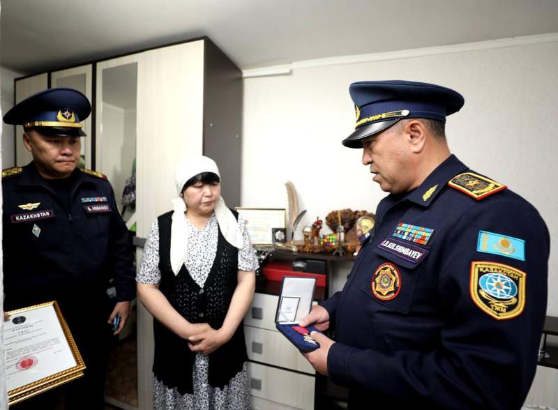 Қаза тапқан сержант Арслан Құрманбековтың анасына III дәрежелі «Айбын» ордені табысталды