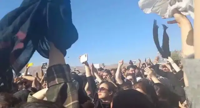 Ирандық әйелдер хиджабтарын өртеп, митингке шығып жатыр
