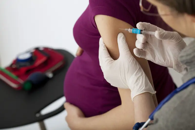 «Спутник V» вакцинасының жүкті әйелдерге кері әсері бар ма?