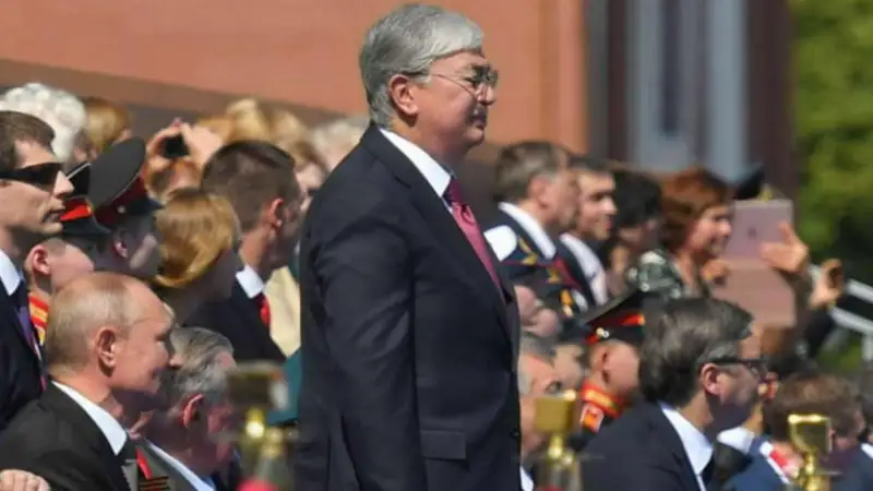 Тоқаев парадтағы Қазақстан әскеріне орнынан тұрып құрмет көрсетті