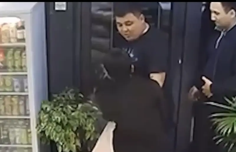 Шымкенттегі гүл дүкенінде шу шығарған ер адам бұрынғы полиция қызметкері болып шықты