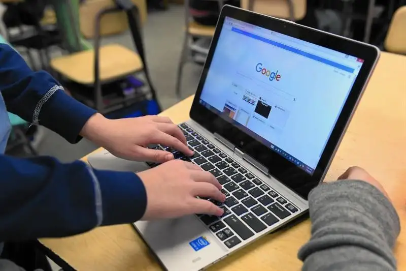 Медицина қызметкерлерінің балаларына ноутбук таратты 