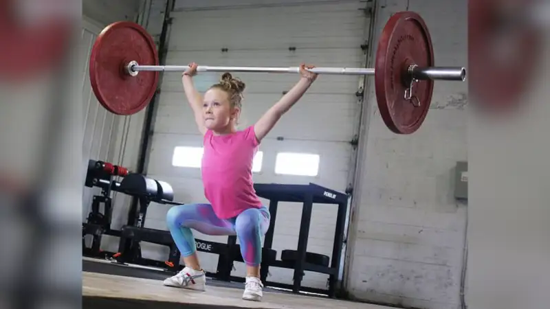 7 жасар қыз ауыр зілтемір көтерді