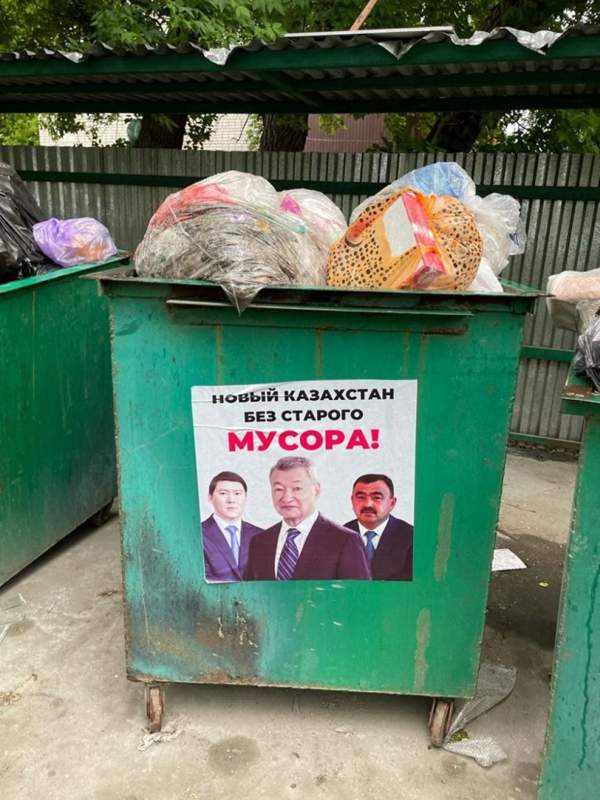  Семейліктер қоқыс жәшігіне Ахметов пен Байахметовтың фотосын іліп кетті