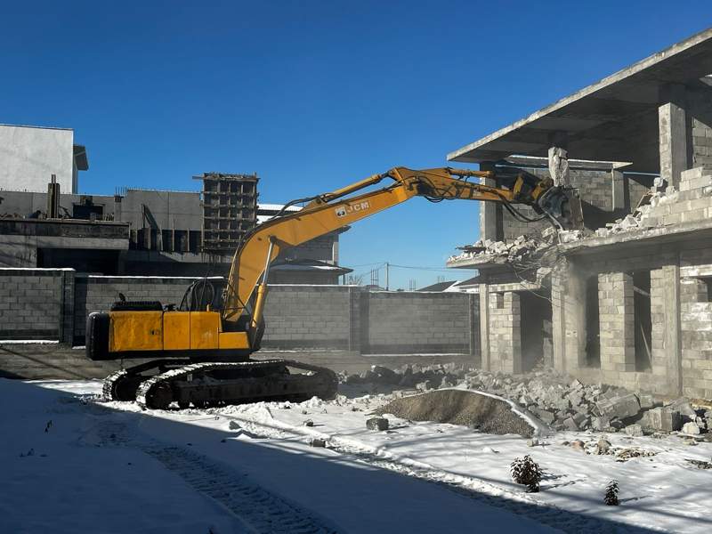 Алматының тау бөктерінде заңсыз салынып жатқан таунхаус сүрілді