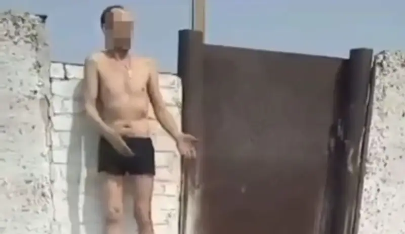 Масаң күйдегі ер адам іш киіммен стадионда жүрген (видео)