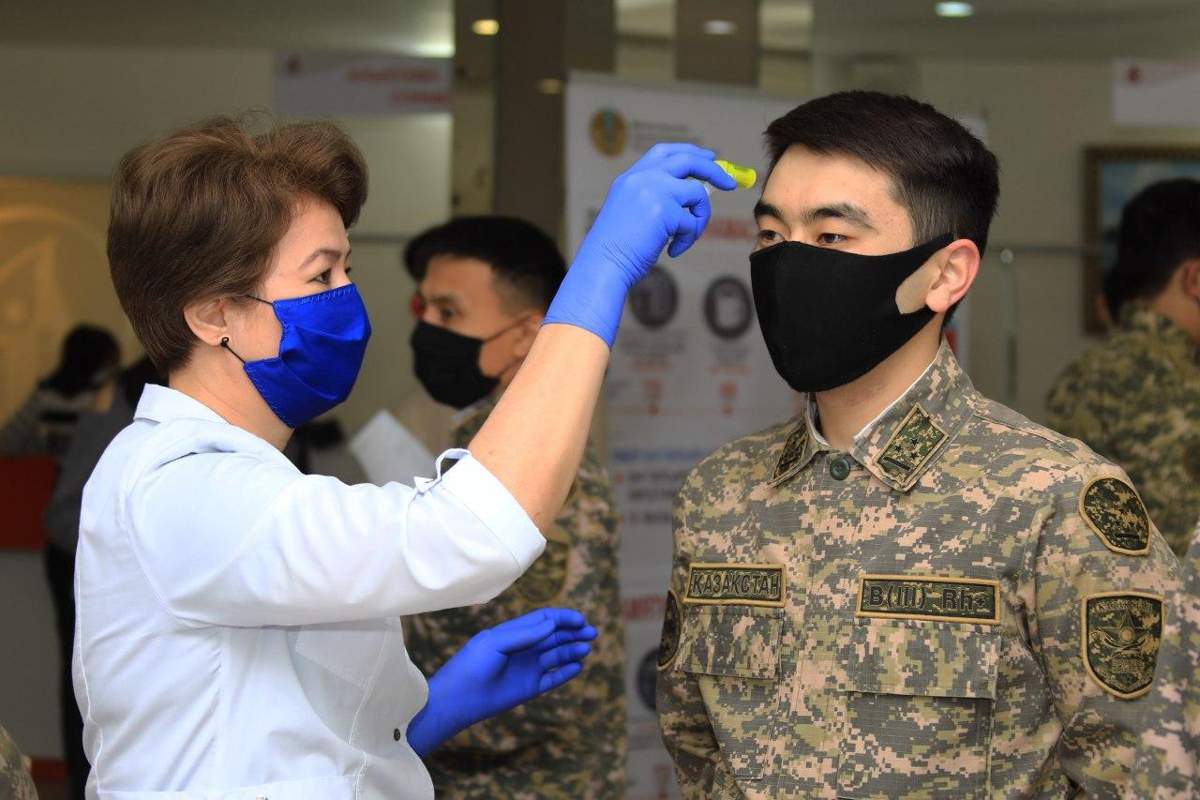 Қорғаныс министрі: 2 мыңнан астам әскери қызметші коронавируспен ауырды  