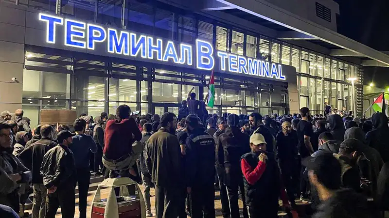Махачкала әуежайында бір топ адам Израильге қарсы наразылық акциясын ұйымдастырды