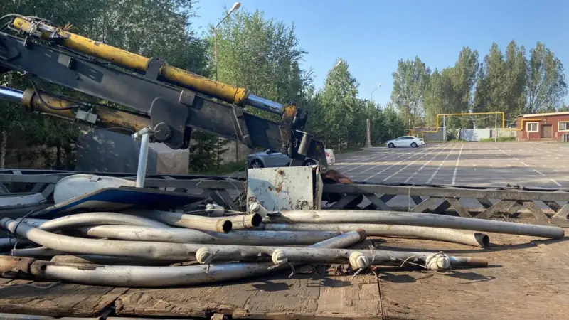Алматыда 80 млн теңгенің жарықтандыру бағаналары ұрланды 