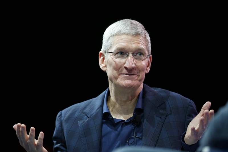 Apple компаниясының басшысы миллиардер атанды  