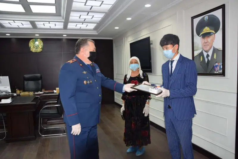 Жас баланы зорлықшыдан қорғап қалған жасөспірім