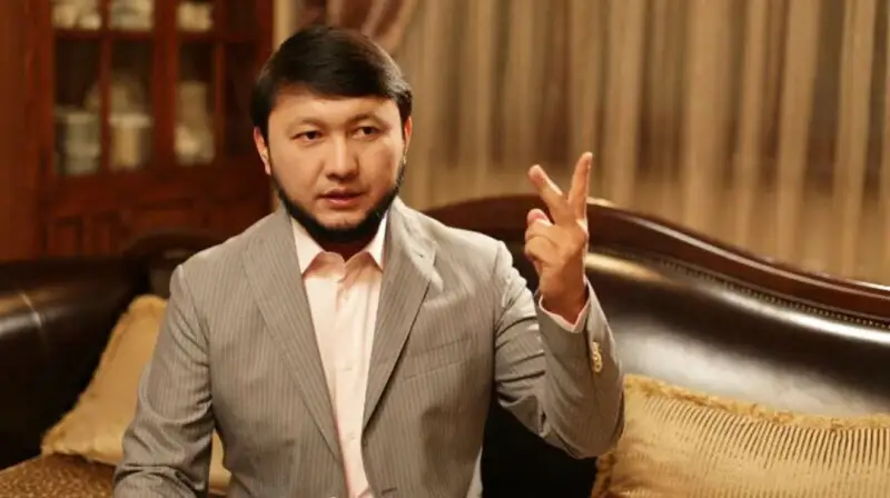 Мұхамеджан Тазабек қайдан ақша алатынын айтты: «Бір қарасам, банк картама 1 млн теңге түсіп тұрады» 