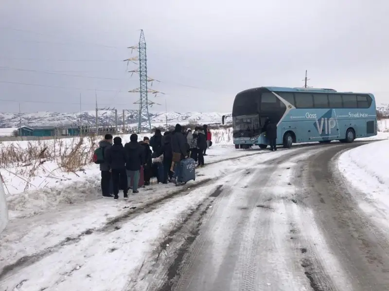 Алматы облысында балаларды тасымалдаған автобус жол жиегіне шығып кетті