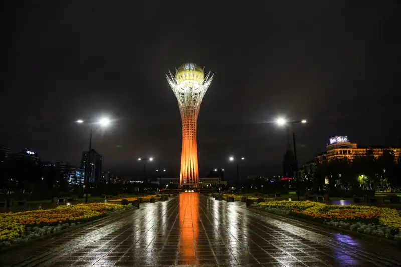 Мемлекеттік академиялық филармония мен Бәйтерек монументі сарғыш сәулемен жарықтандырылды