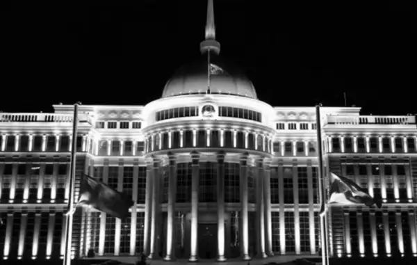 Президент пен лауазымды тұлғалар Ақорда алдында індеттен көз жұмғандарды еске алады