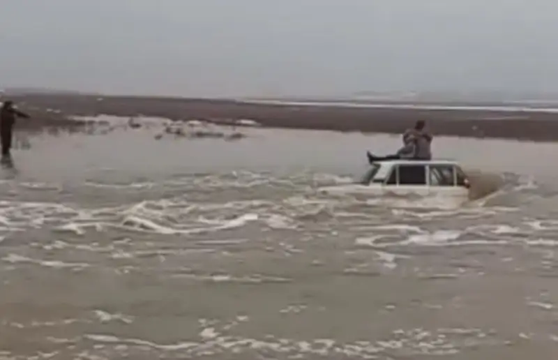 Жұбайын ауруханаға алып бара жатқан: Түркістанда су тасқыны адамдар мінген көлікті ағызып әкетті (видео)