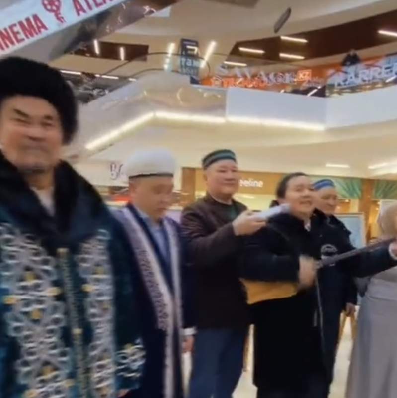 Петропавлда имам бастаған халық жарапазан айтып, көше аралады