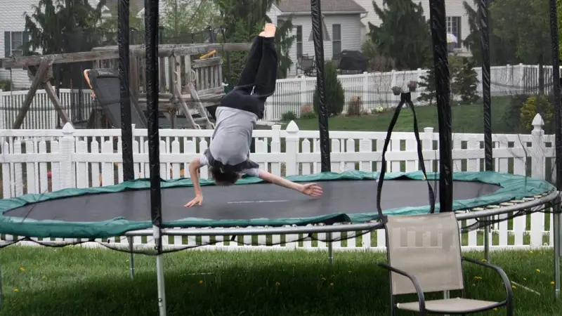 Алматыда бала батуттан құлады