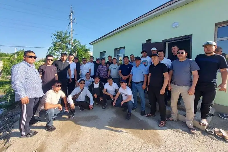 Түркістанда 2000 жылғы мектеп түлектері мұқтаж сыныптасына үй салып берді